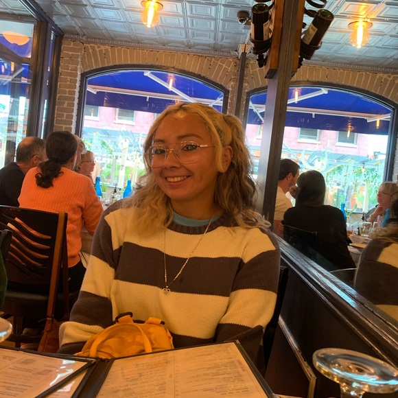 Meet your Posher, Britney - Picture 2 of 3